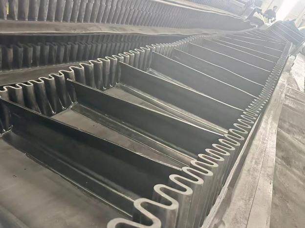 Últimos blogs de la empresa sobre Cinturón transportador de pared lateral ondulado Entrega a la India