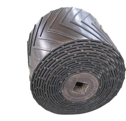 Cinturones transportadores de caucho de patrón herringbone para el transporte de material liso
